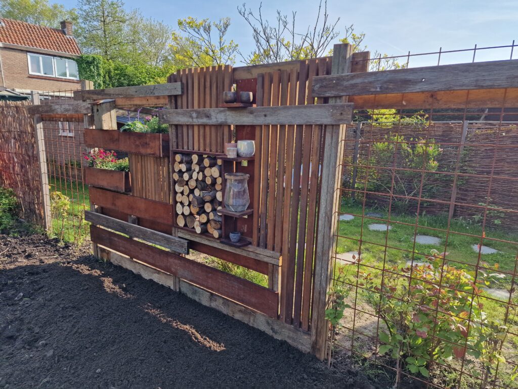 Hovenier in Hoorn gebruikt recyclede materialen voor mediterrane tuin in de binnenstad