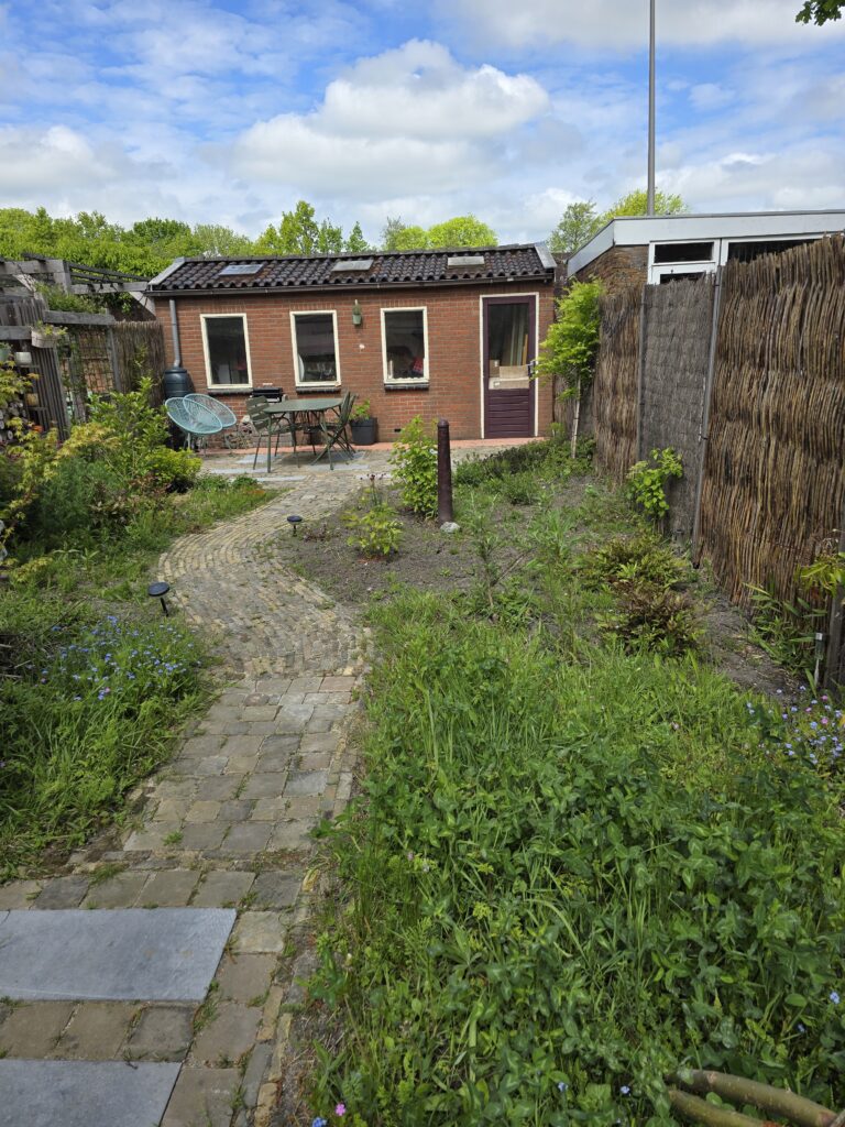 Mooie sierbestrating in net door de hovenier opgeleverde tuin in Hoorn 